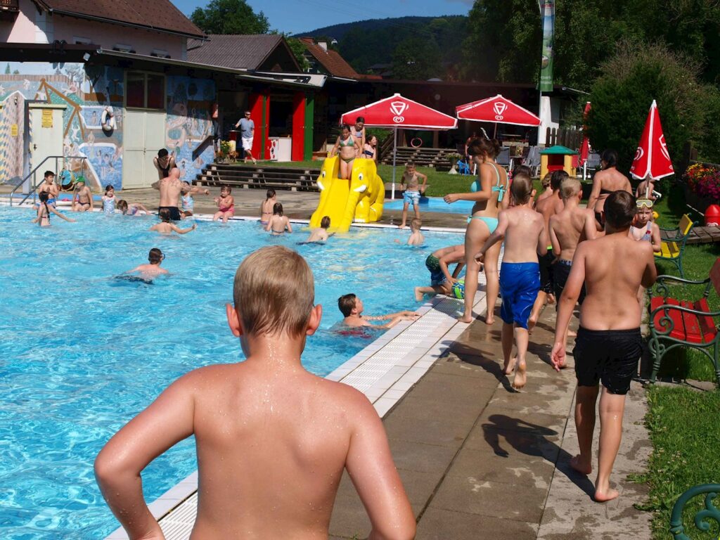 Freibad Volksschule-Naas-1