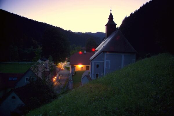 Pfarrkirche Arzberg am Abend